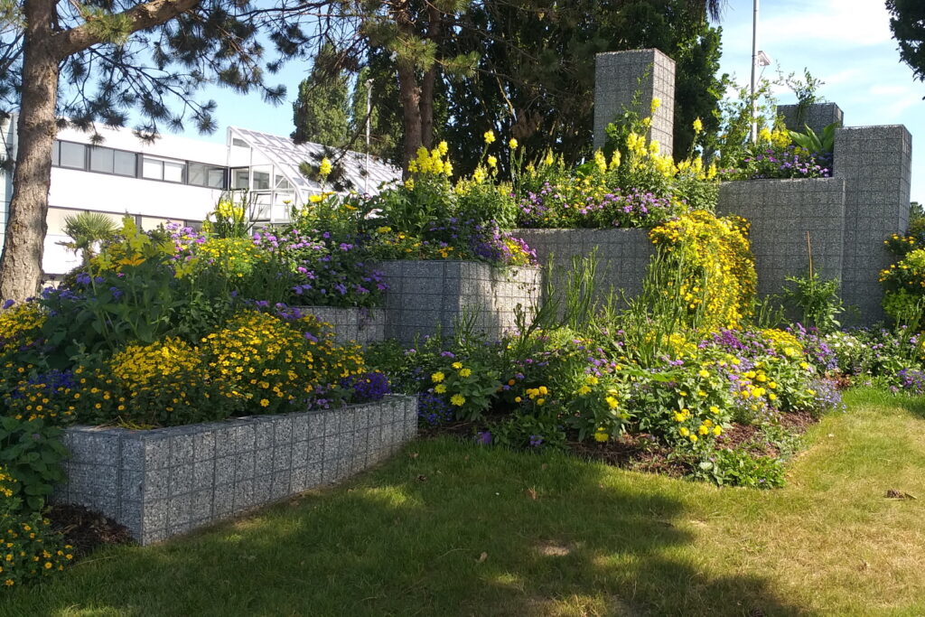 Grindkorf bloembakken met mooie begroeing voor aankleding gemeentegrond