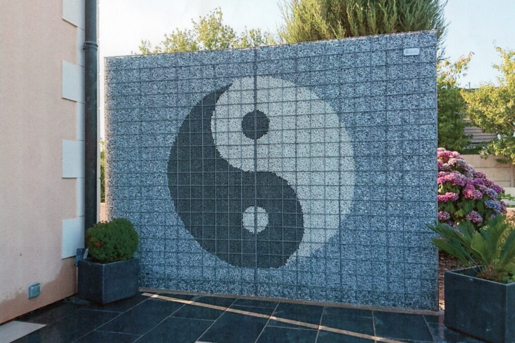 Grindkorf met symbool Yin en Yang gemaakt van grind